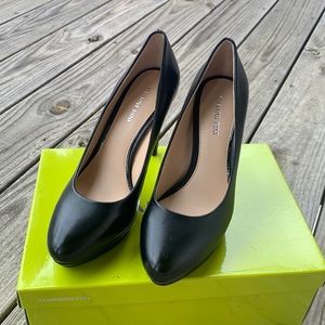 Gianni Bini black closed toe pumps size 7